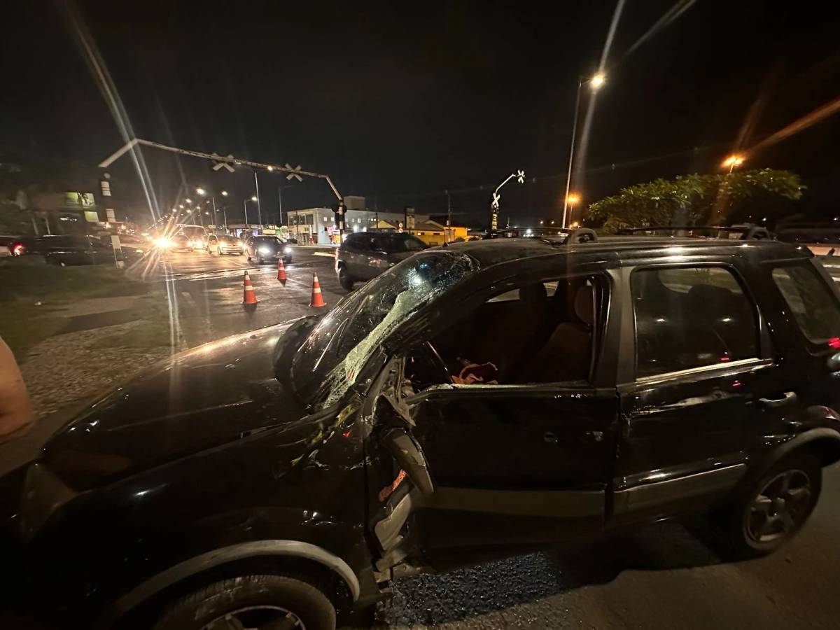 Motorista faz conversão proibida e colide veículo contra ônibus em Criciúma — foto 2