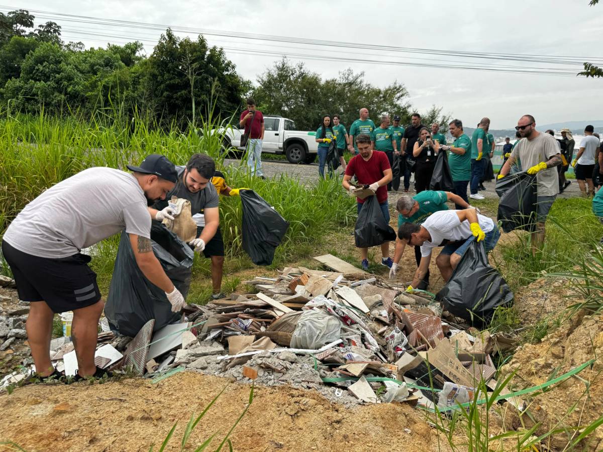 Governo de Criciúma realiza mutirão de limpeza no Morro Cechinel — foto 1