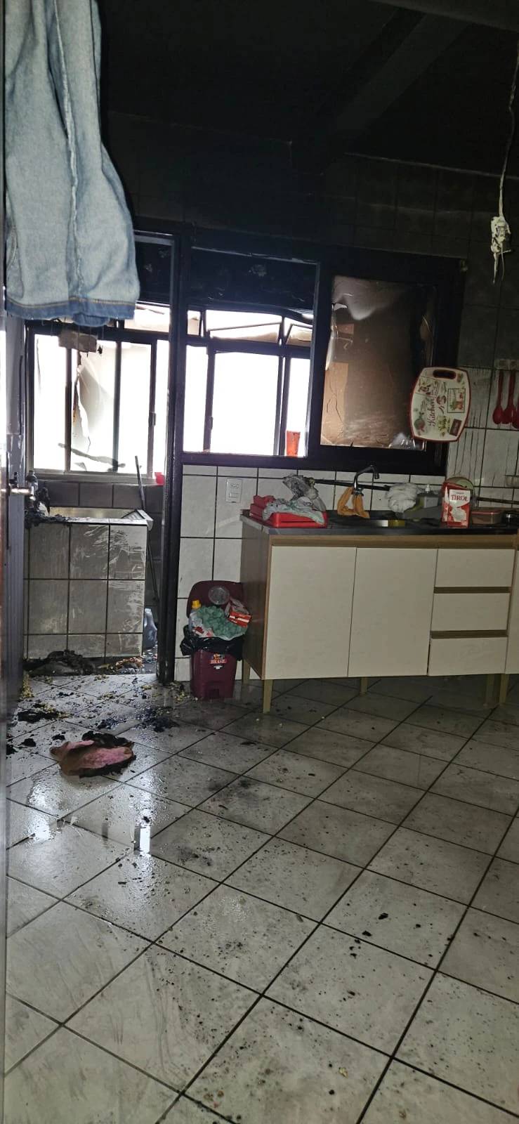 Apartamento é atingido por incêndio e bombeiros são acionados — foto 2