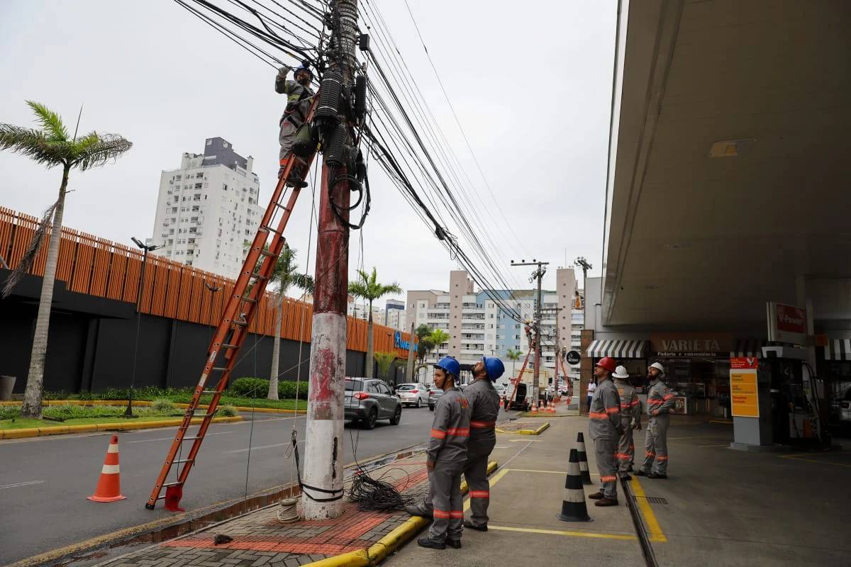 Mais de uma tonelada de fiação irregular é recolhida no Centro de Criciúma — foto 1