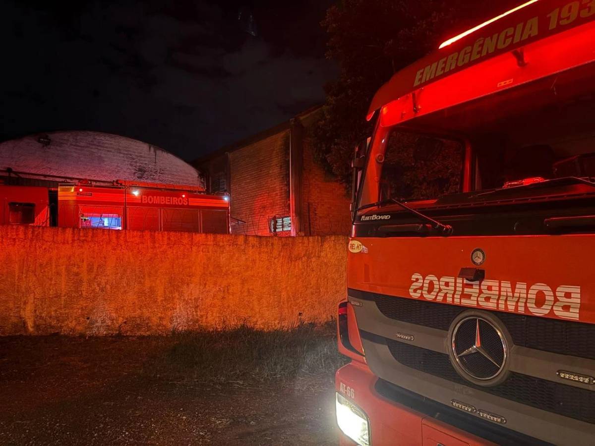 Corpo de Bombeiros combate incêndio em empresa em Criciúma — foto 1