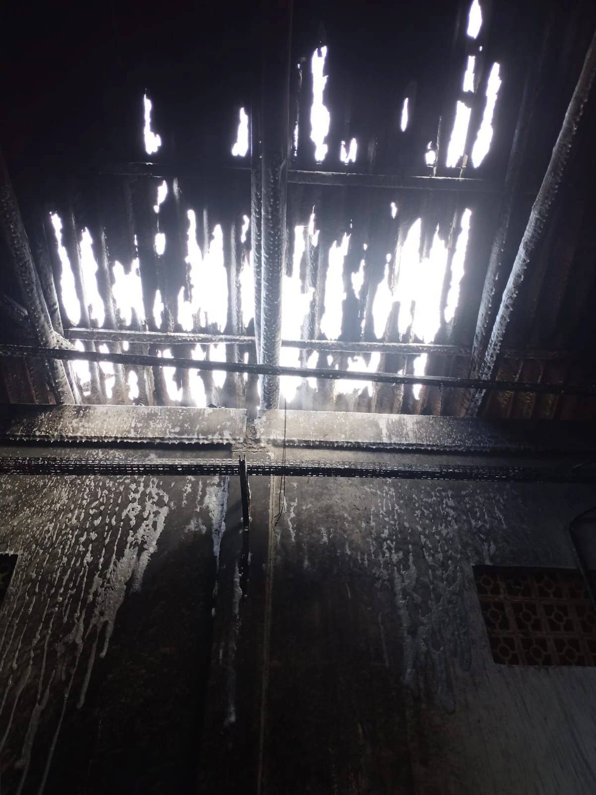 Trabalhador é hospitalizado após inalar fumaça durante incêndio em empresa — foto 1