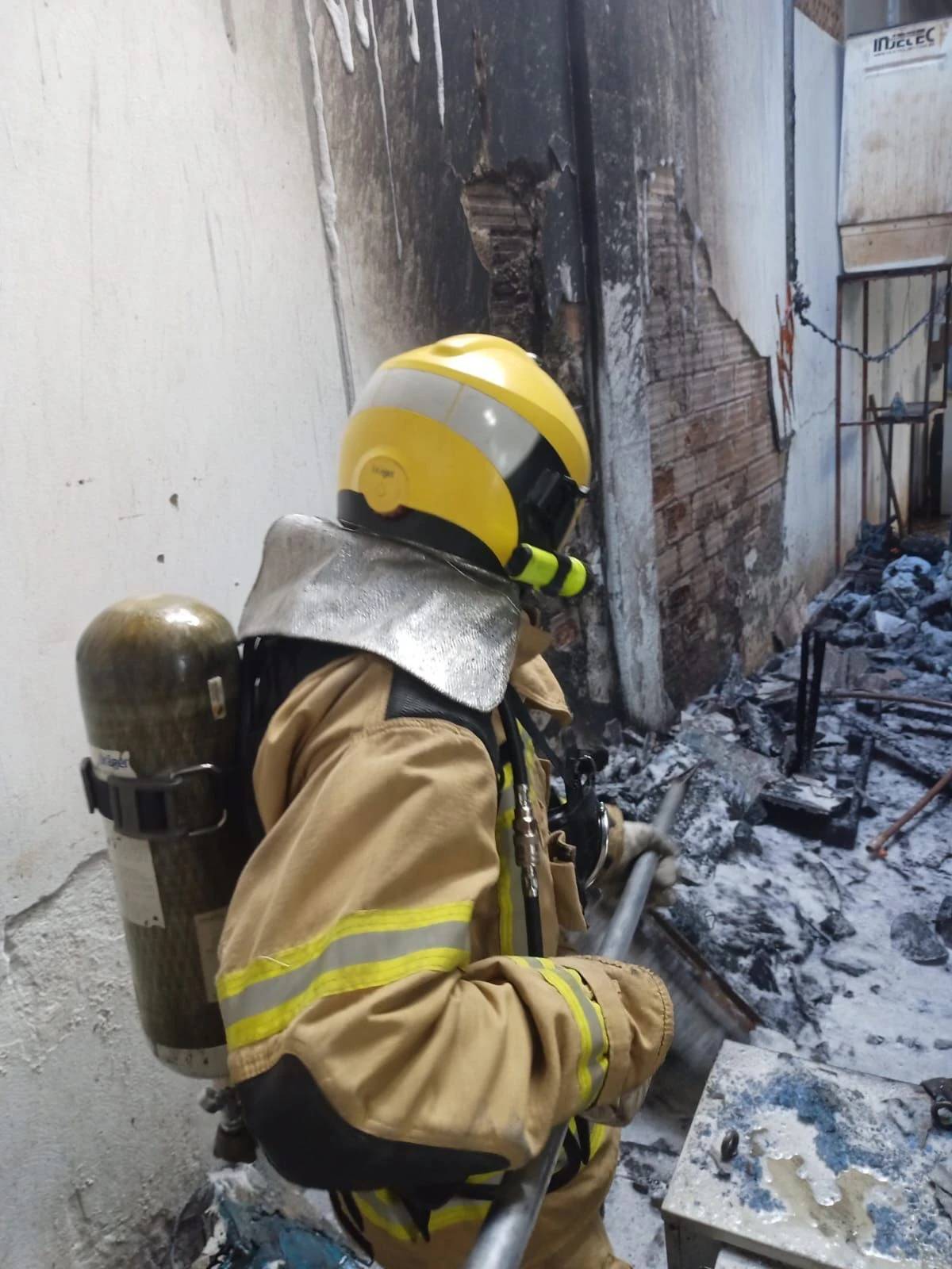 Trabalhador é hospitalizado após inalar fumaça durante incêndio em empresa — foto 2