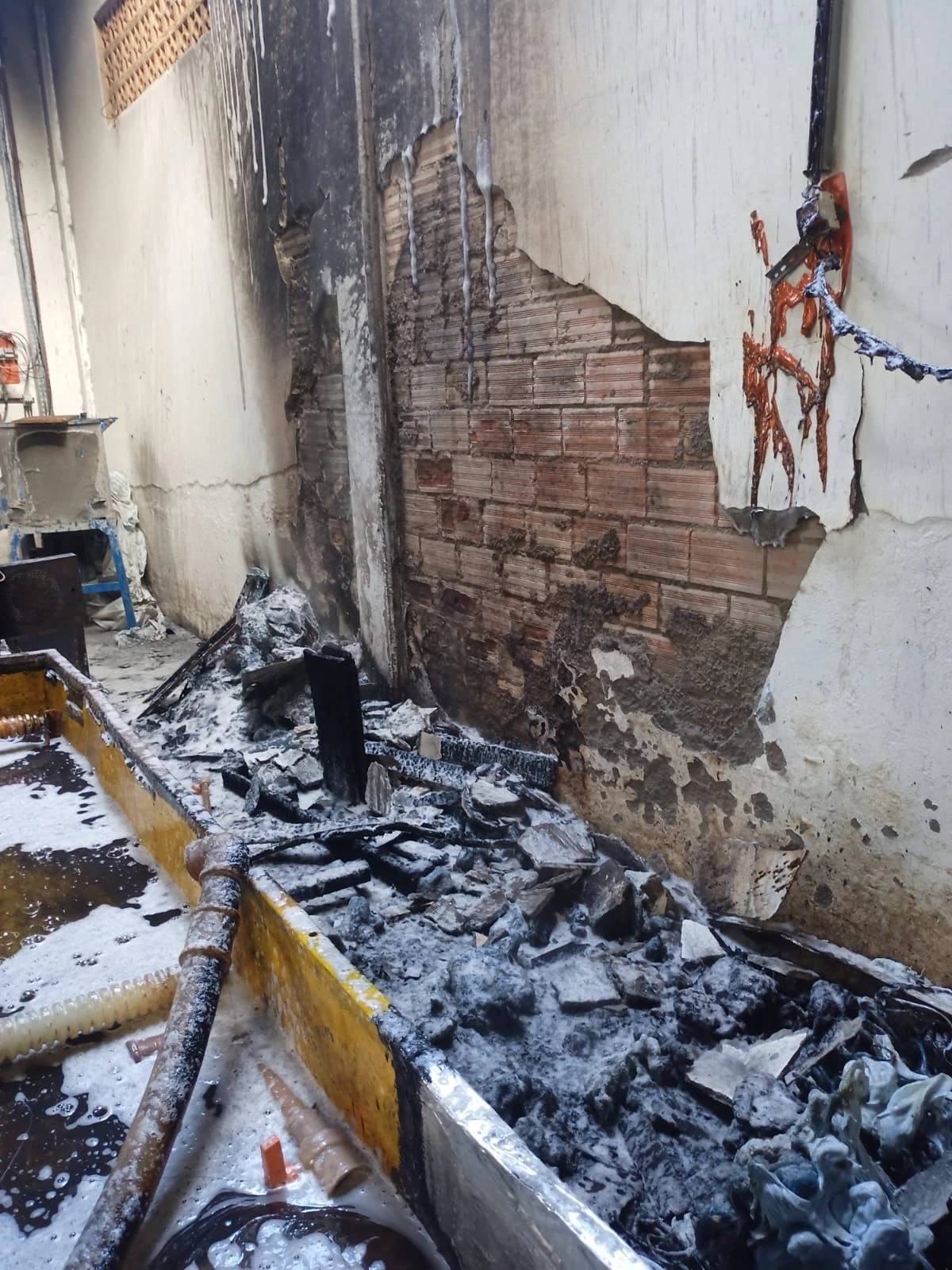 Trabalhador é hospitalizado após inalar fumaça durante incêndio em empresa — foto 4