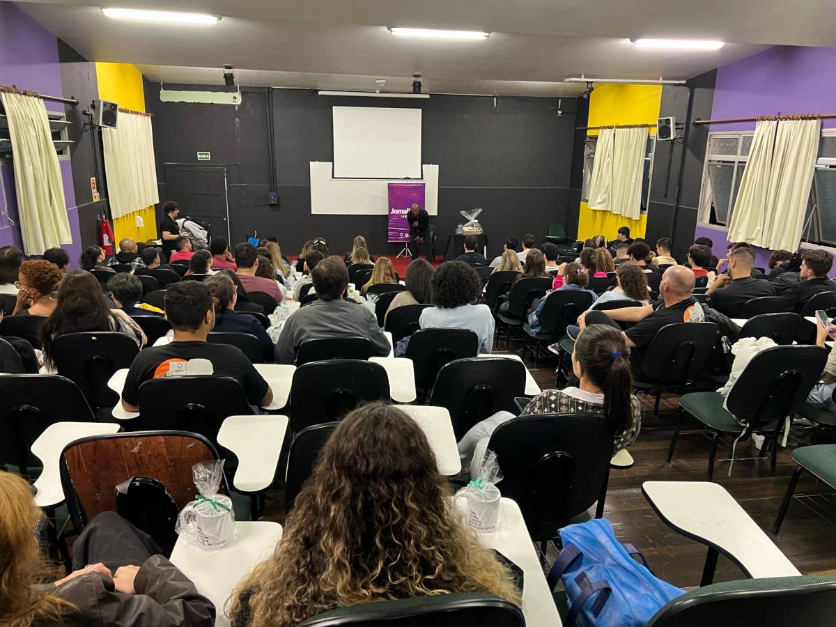 "Escolher o jornalismo é difícil, se entregar a ele não é", afirma Edsoul Amaral em palestra na UniSatc — foto 1