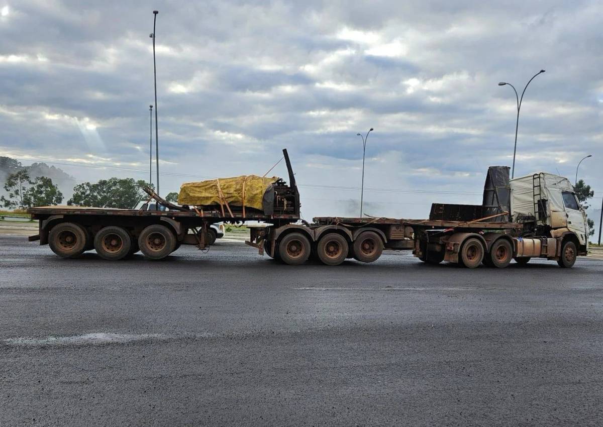 Veículo acidentado é flagrado trafegando em Santa Catarina; motorista usava capacete — foto 1