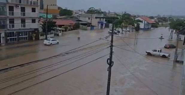 Forte chuva alaga área central de Jaguaruna nesta quinta-feira — foto 1