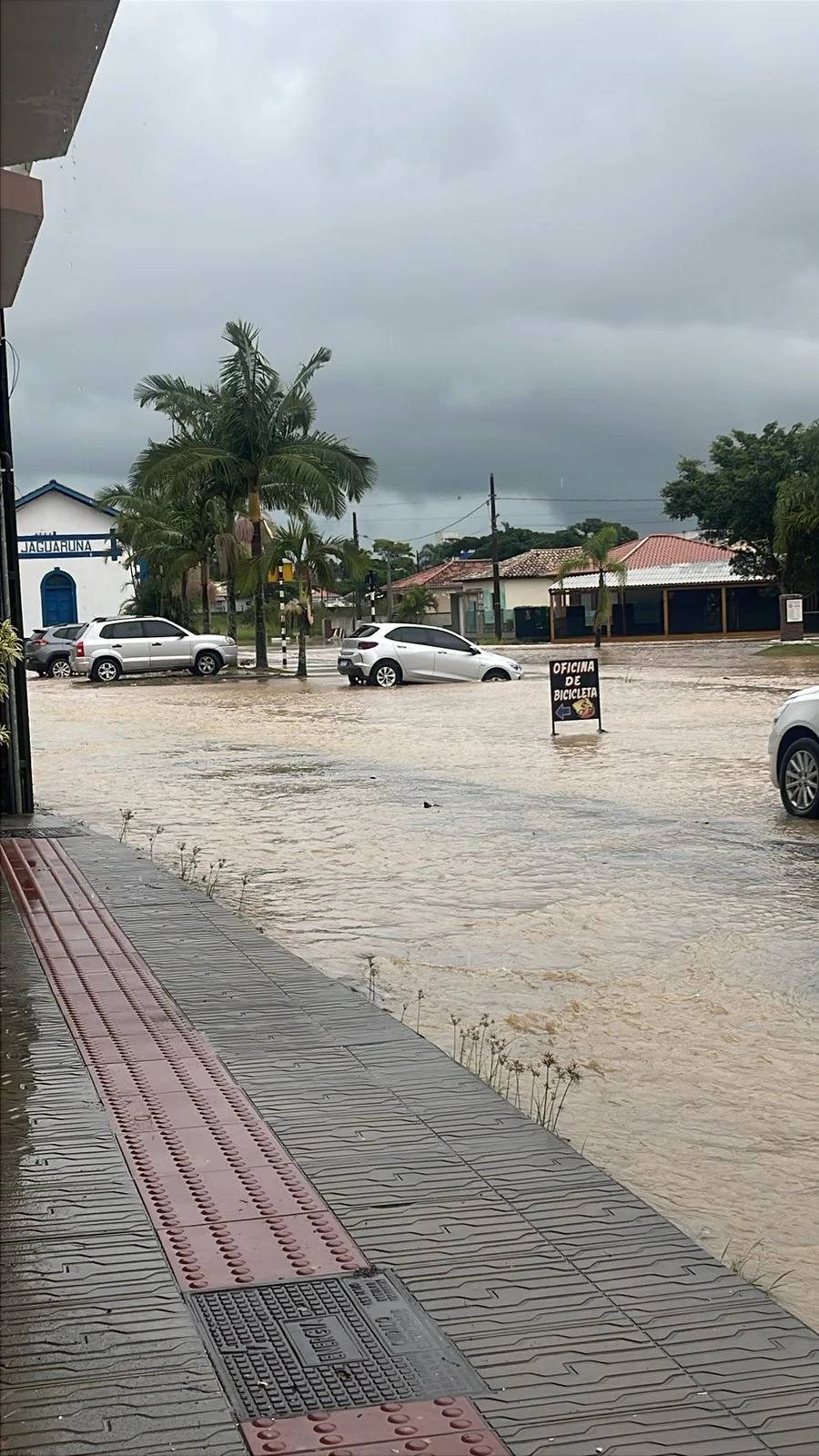 Forte chuva alaga área central de Jaguaruna nesta quinta-feira — foto 2
