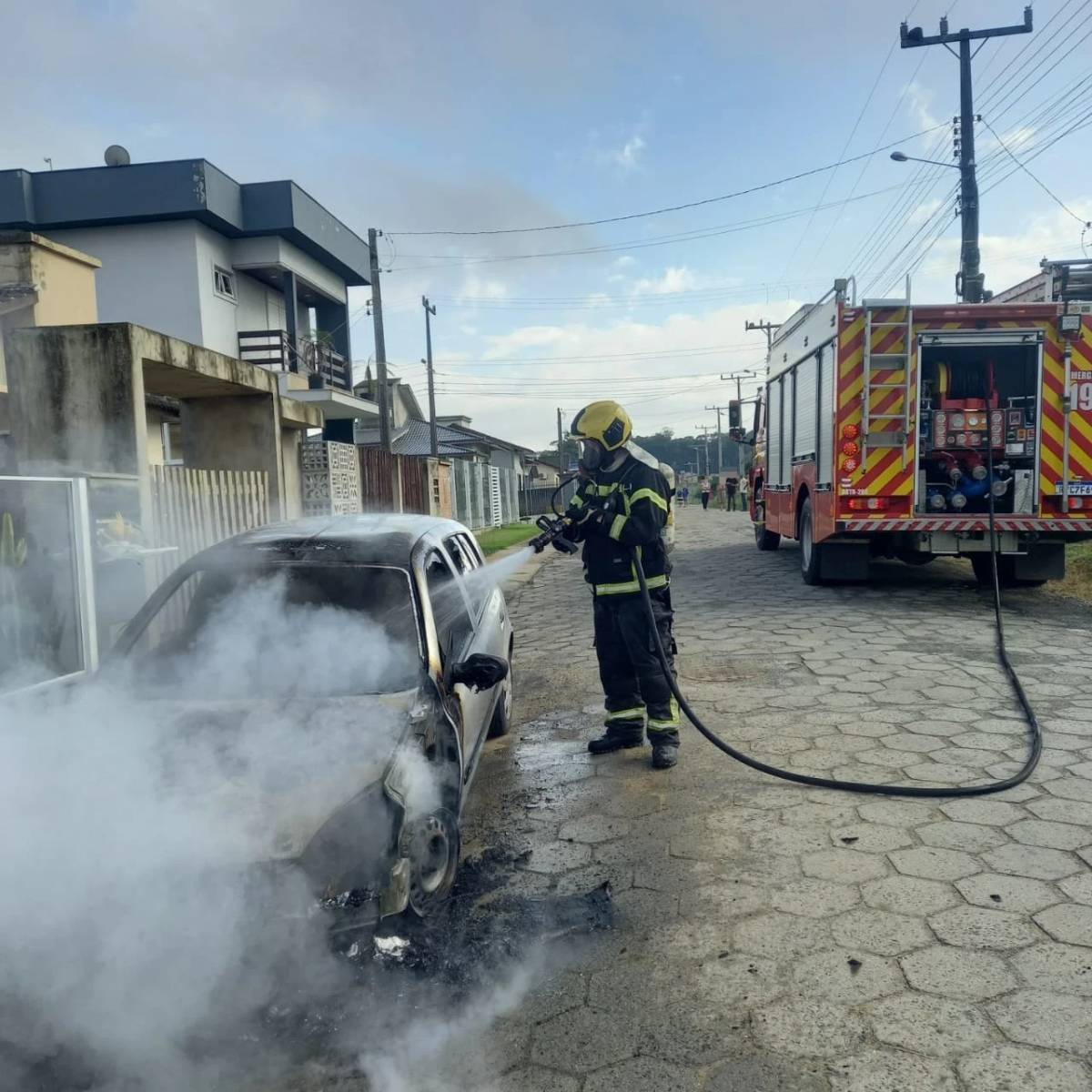 Carro é atingido por incêndio em Criciúma — foto 1