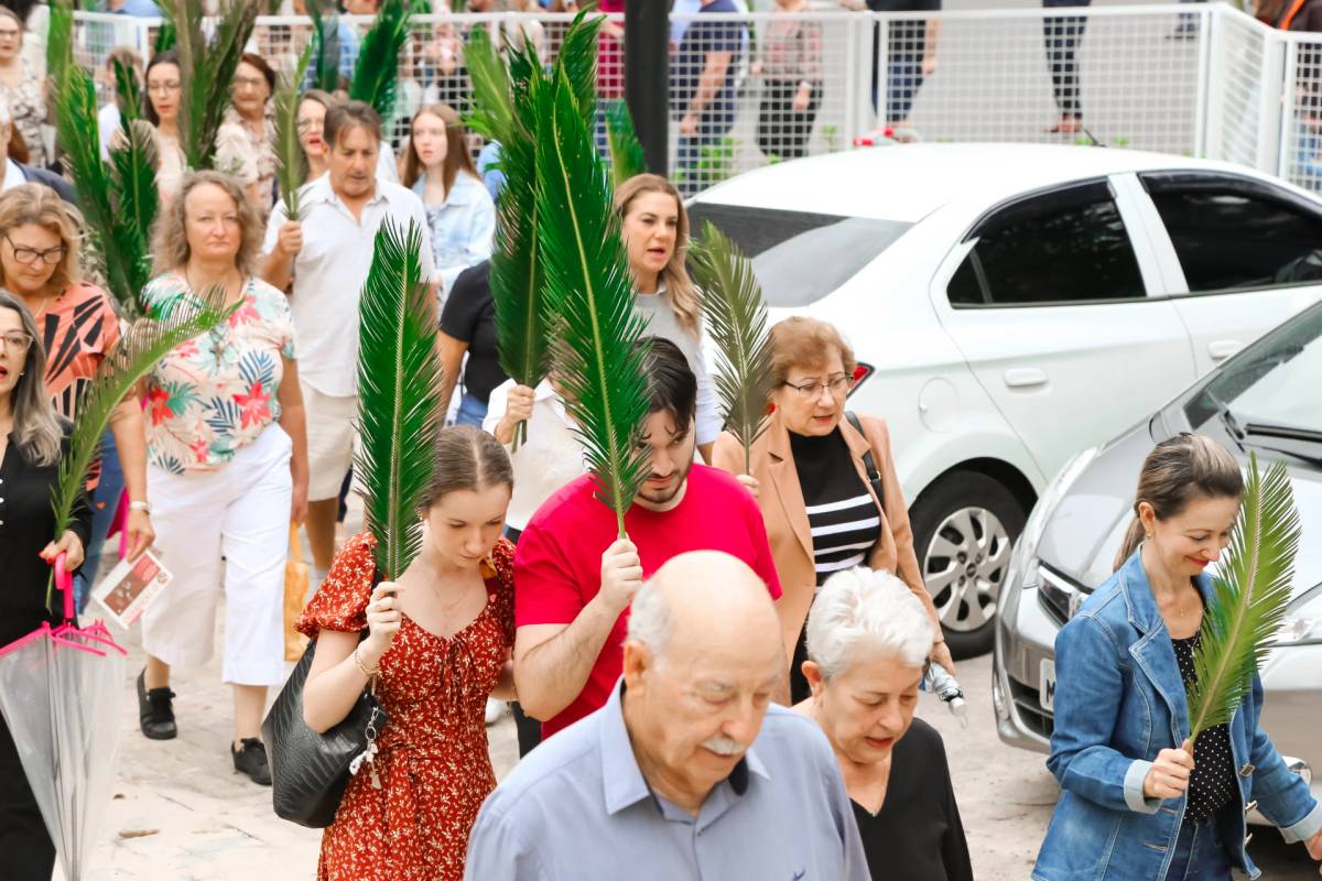 Católicos iniciam Semana Santa com celebração do Domingo de Ramos — foto 3