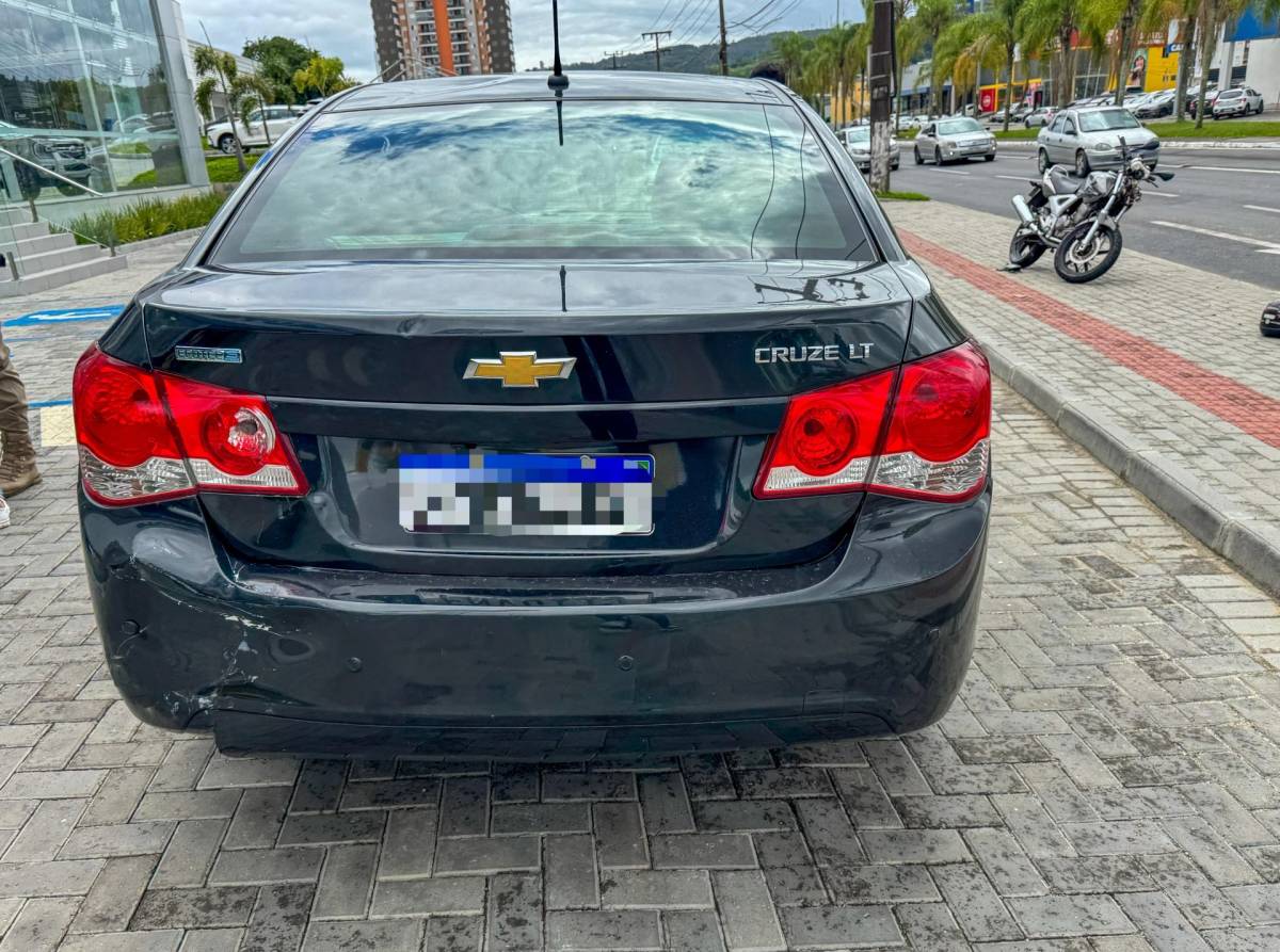 Motociclista de Içara colide contra carro na avenida Centenário — foto 1