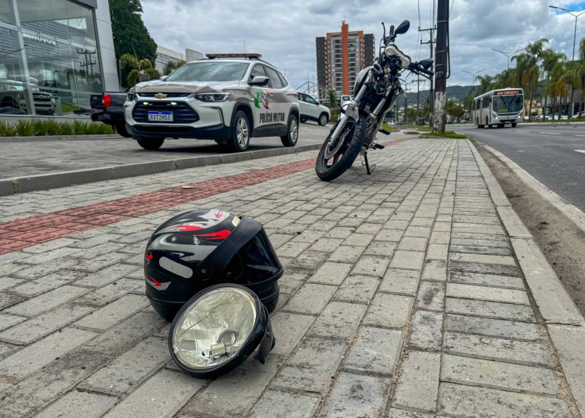 Motociclista de Içara colide contra carro na avenida Centenário — foto 2