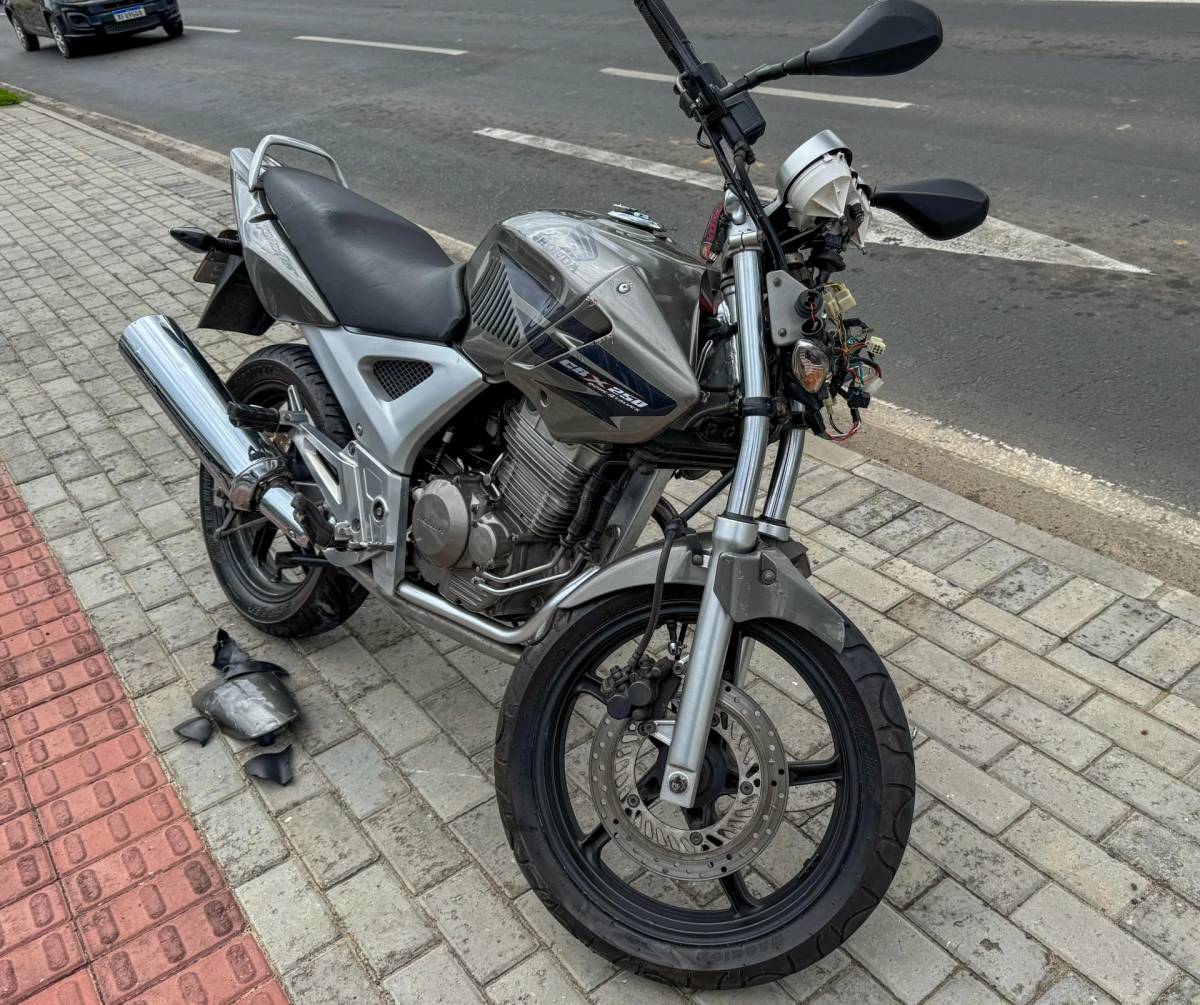 Motociclista de Içara colide contra carro na avenida Centenário — foto 3