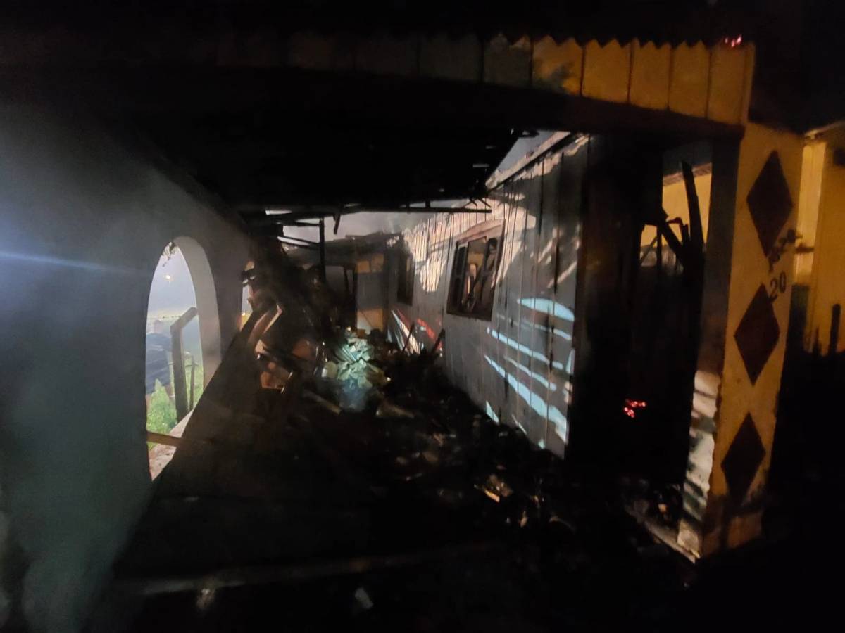 Residência é destruída por incêndio em Forquilhinha — foto 1