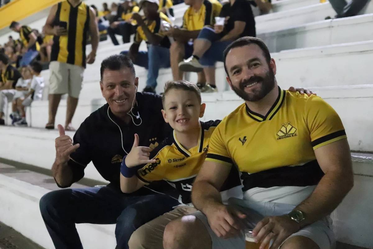 Torcida carvoeira comemora primeira vitória na Série B — foto 1
