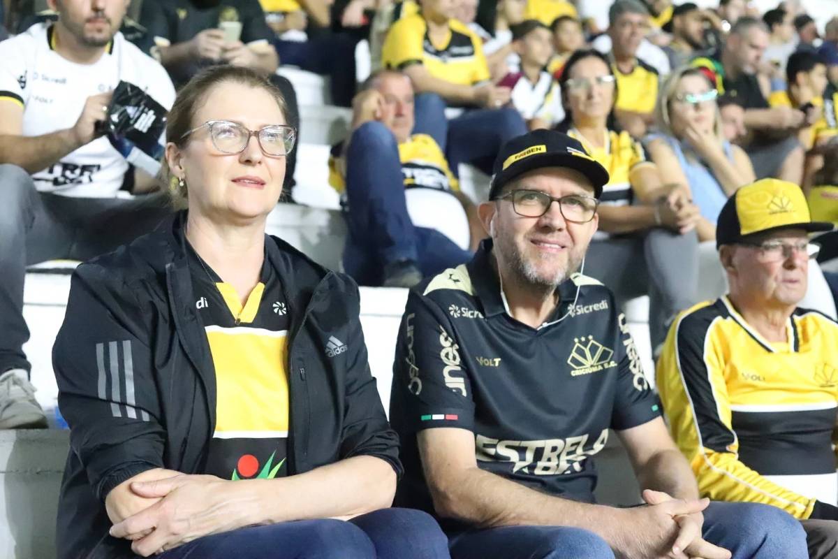 Torcida carvoeira comemora primeira vitória na Série B — foto 19