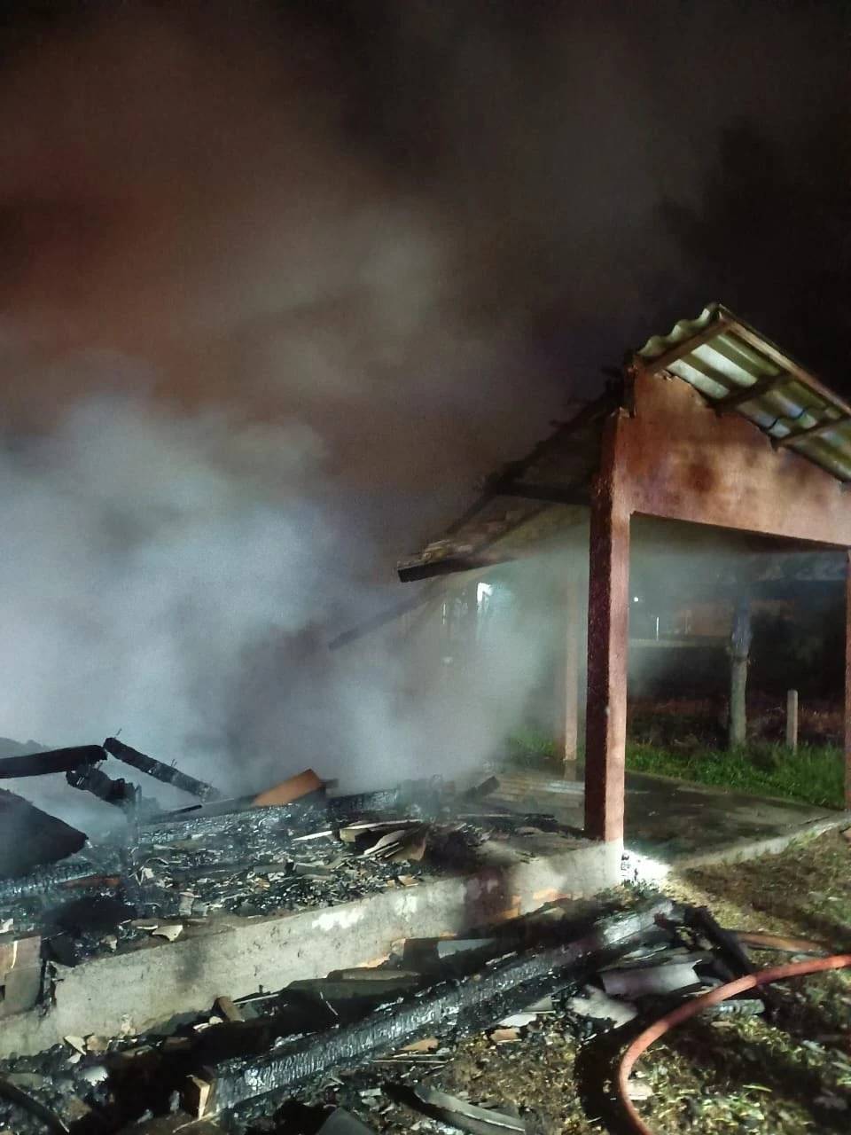 Incêndio destrói casa de veraneio em Jaguaruna — foto 1