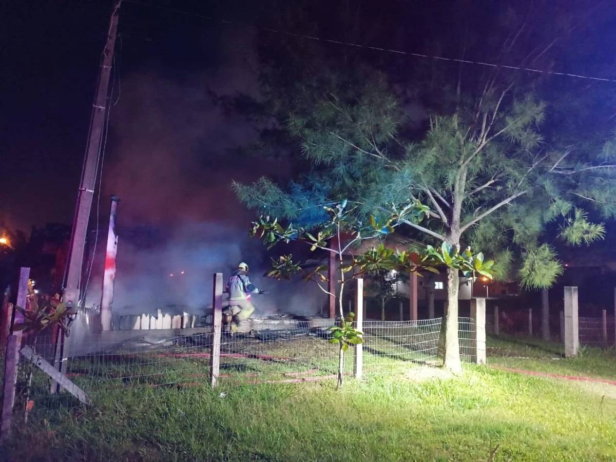 Incêndio destrói casa de veraneio em Jaguaruna — foto 2