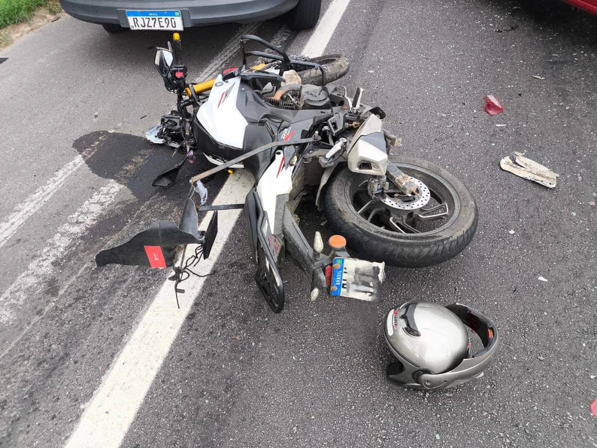 Colisão entre carro e moto deixa motociclista ferido na BR-101 — foto 1