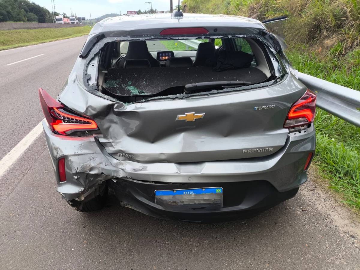 Colisão entre carro e moto deixa motociclista ferido na BR-101 — foto 2