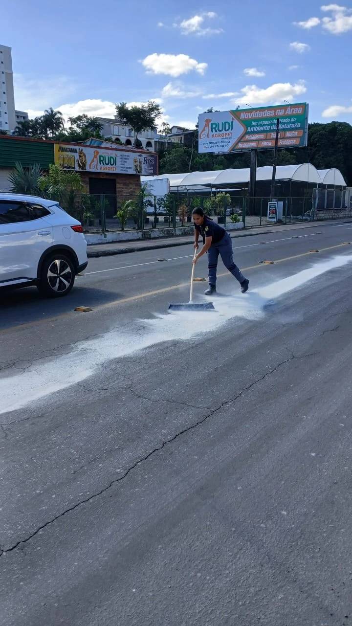 Superintendência de Trânsito de Criciúma alerta sobre derramamamento de óleo em rua da região central — foto 1