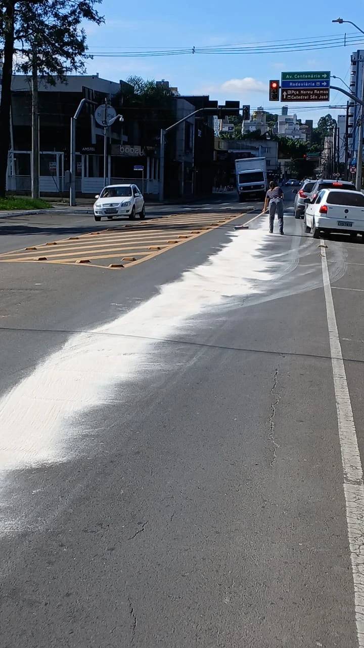 Superintendência de Trânsito de Criciúma alerta sobre derramamamento de óleo em rua da região central — foto 2