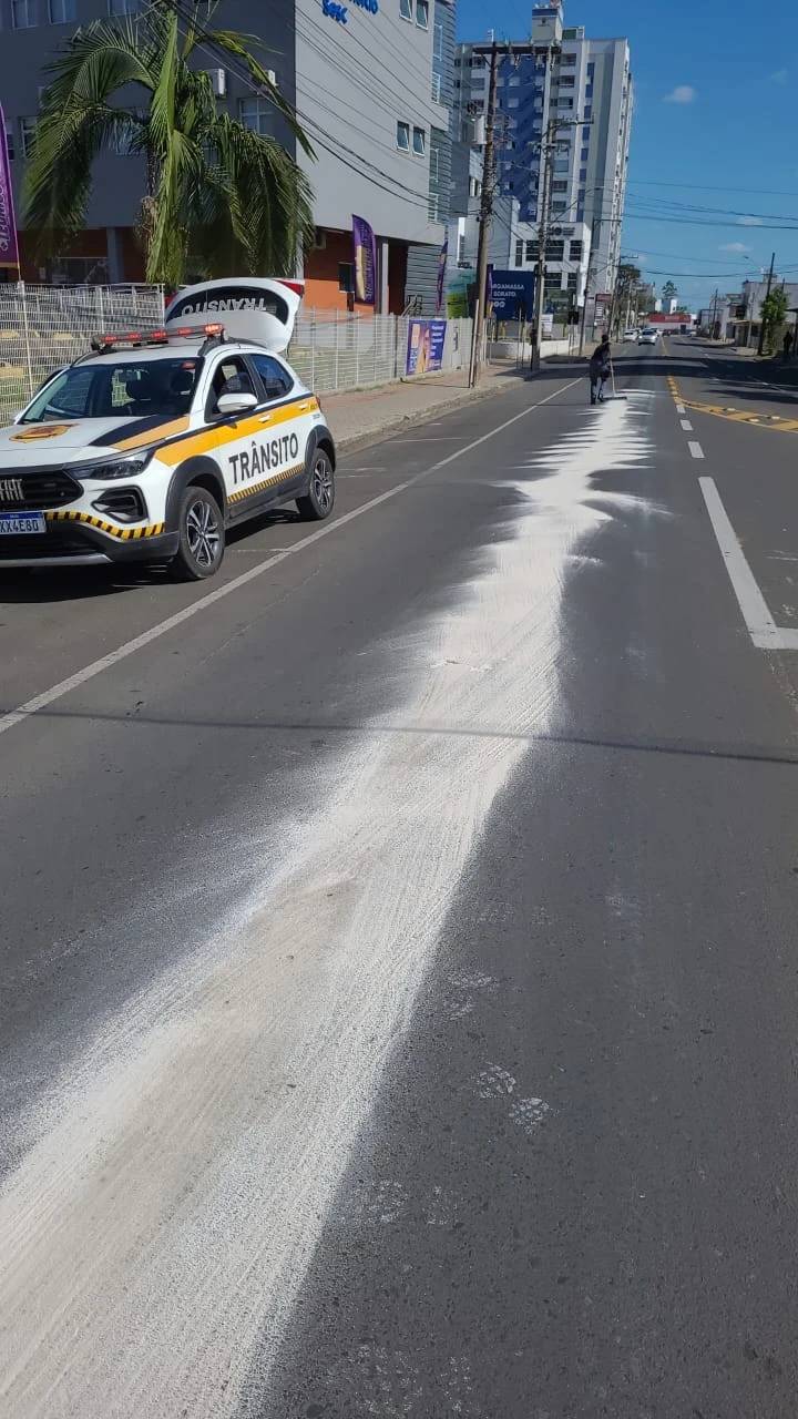 Superintendência de Trânsito de Criciúma alerta sobre derramamamento de óleo em rua da região central — foto 4