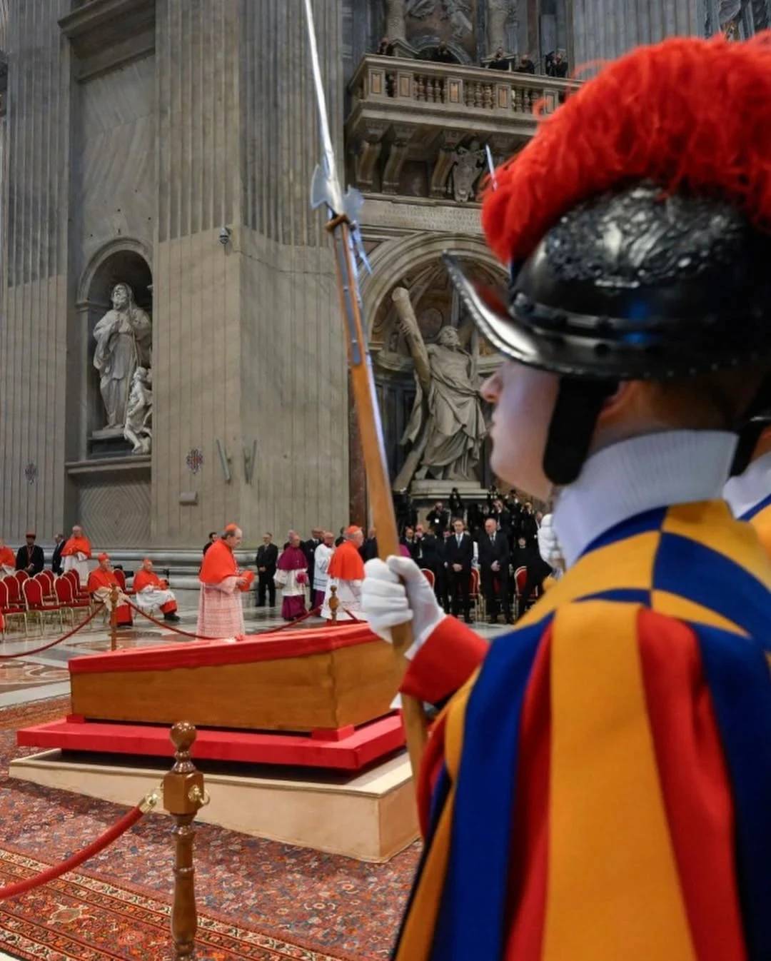 Com a presença de 20 mil pessoas, corpo do Papa Francisco é trasladado da Casa Santa Marta — foto 1