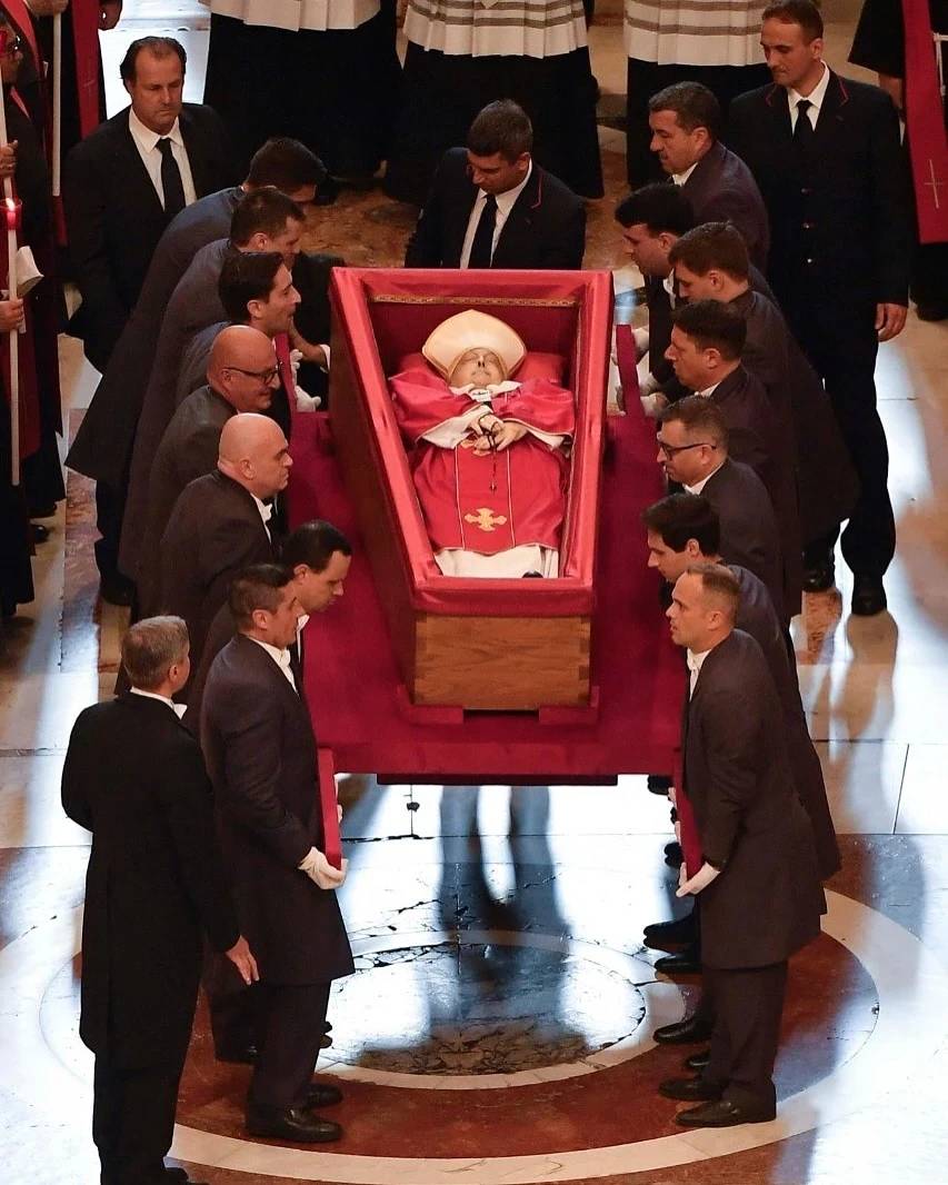 Com a presença de 20 mil pessoas, corpo do Papa Francisco é trasladado da Casa Santa Marta — foto 15