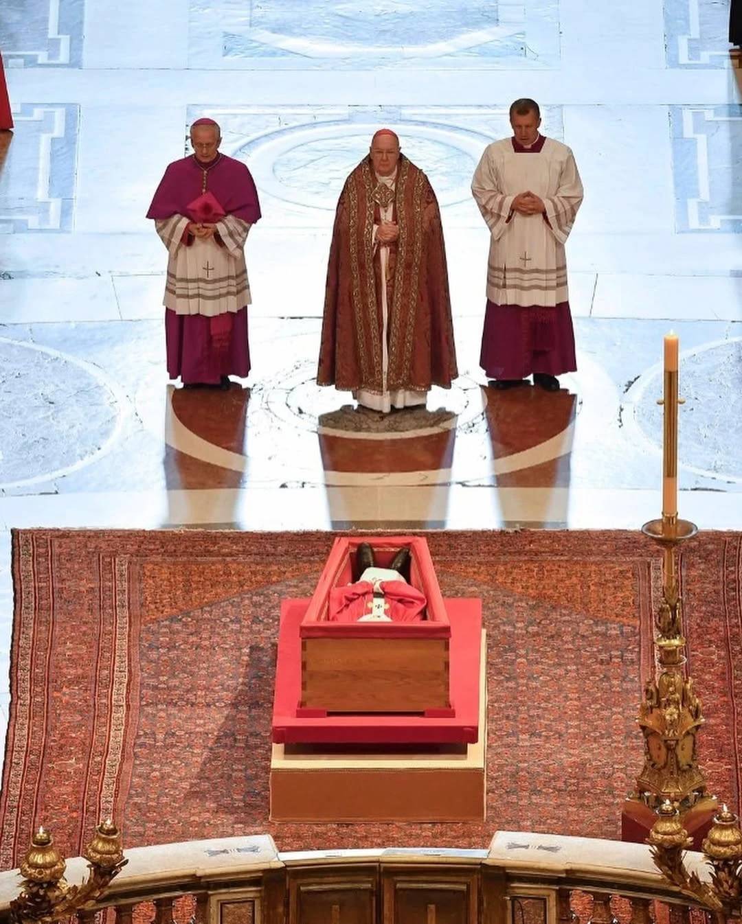 Com a presença de 20 mil pessoas, corpo do Papa Francisco é trasladado da Casa Santa Marta — foto 2