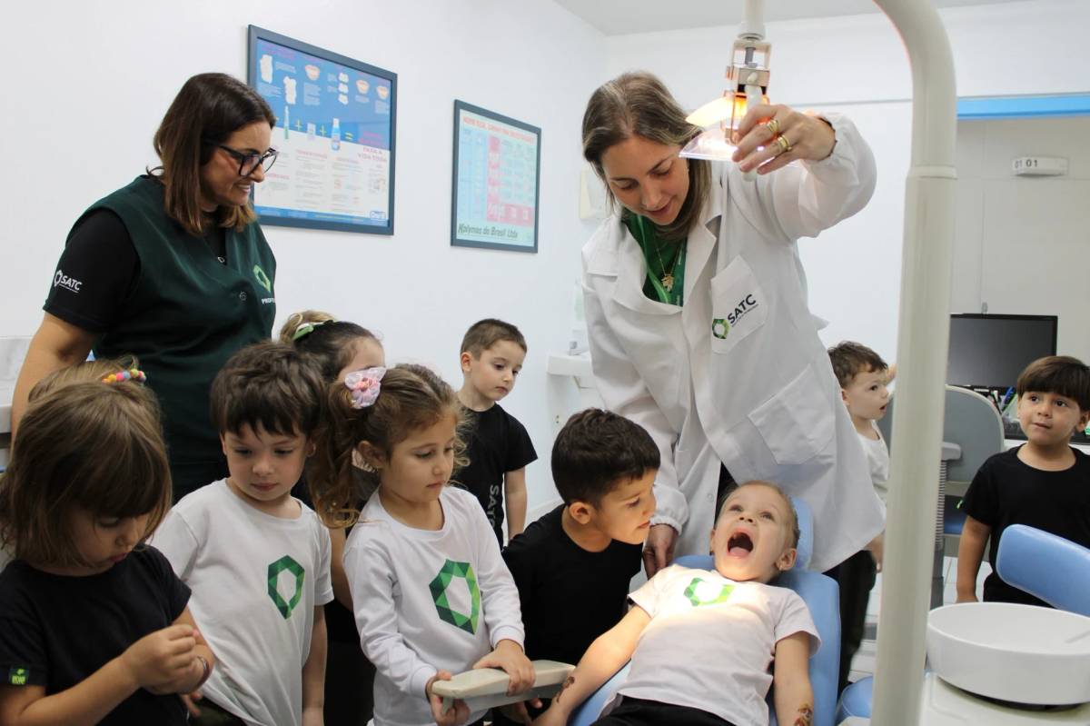 Crianças aprendem sobre cuidado com os dentinhos em visita à dentista do Colégio Satc — foto 2