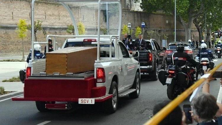 Papa Francisco é sepultado em Roma diante de mais de 200 mil pessoas — foto 1