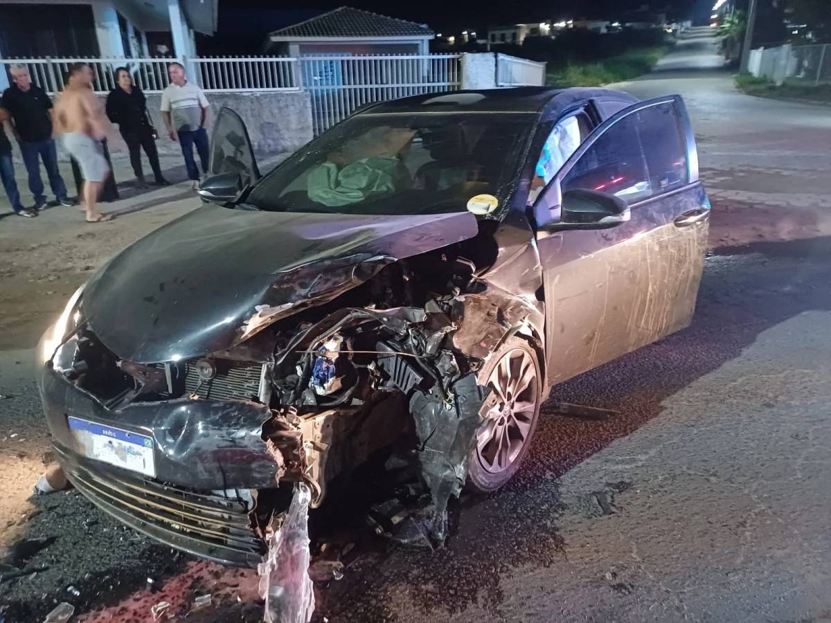 Colisão entre carros deixa duas pessoas feridas em Jaguaruna — foto 1