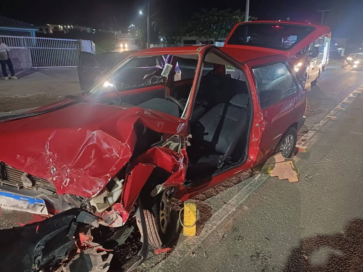 Colisão entre carros deixa duas pessoas feridas em Jaguaruna — foto 2