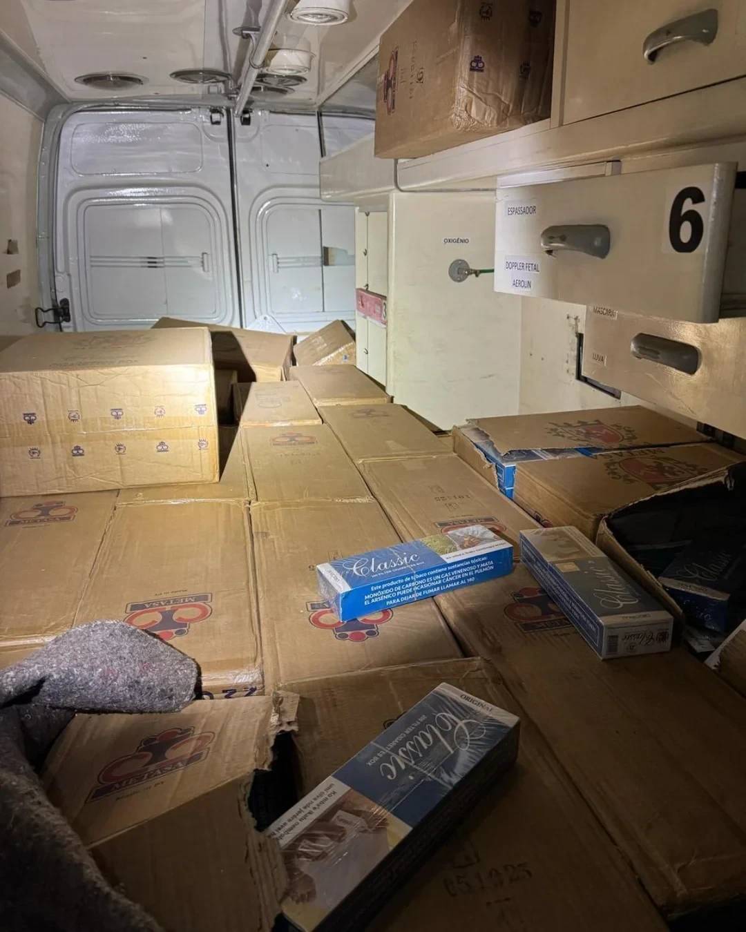 Vídeo: em SC, carga de cigarros contrabandeados é apreendida em 'ambulância fake' — foto 1
