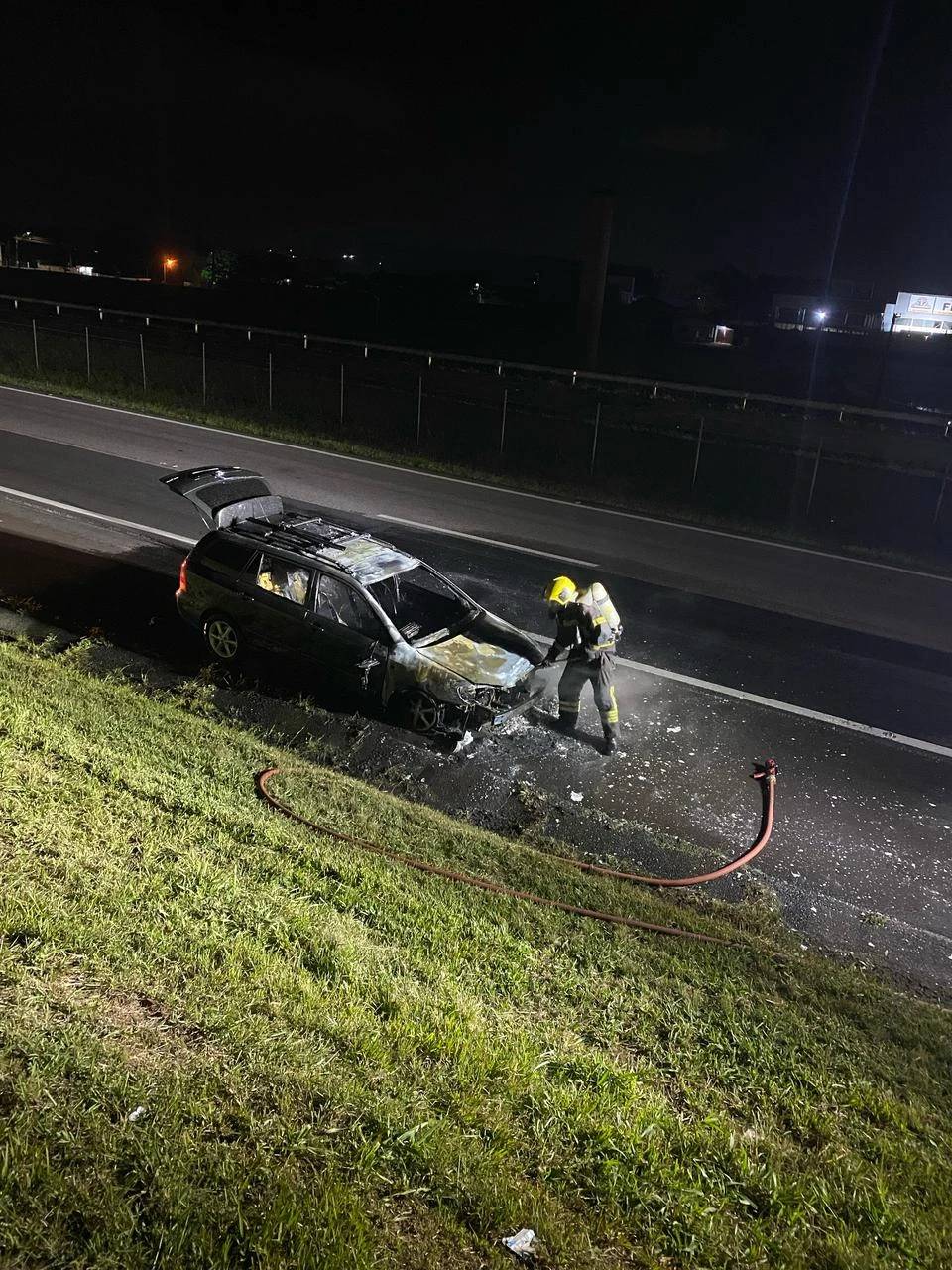 Carro pega fogo em rodovia de Içara — foto 1