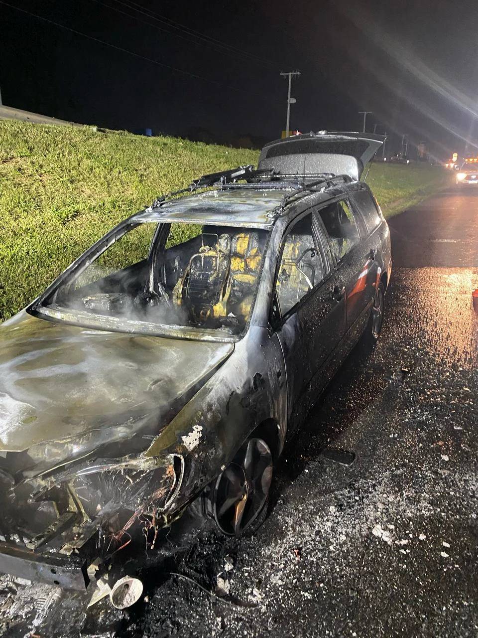 Carro pega fogo em rodovia de Içara — foto 2