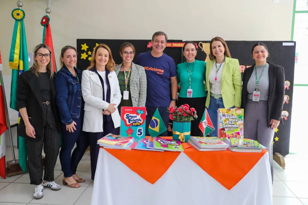 Criciúma entrega material didático com foco em alfabetização e língua inglesa — foto 1