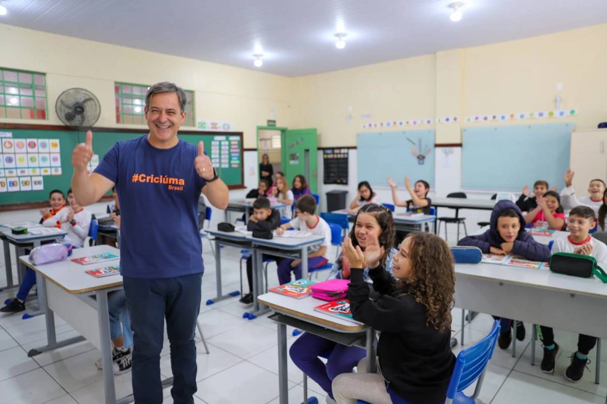 Criciúma entrega material didático com foco em alfabetização e língua inglesa — foto 2