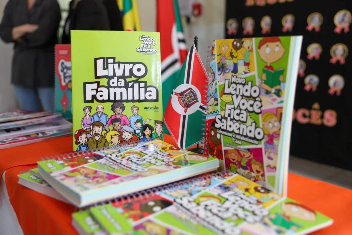 Criciúma entrega material didático com foco em alfabetização e língua inglesa — foto 5