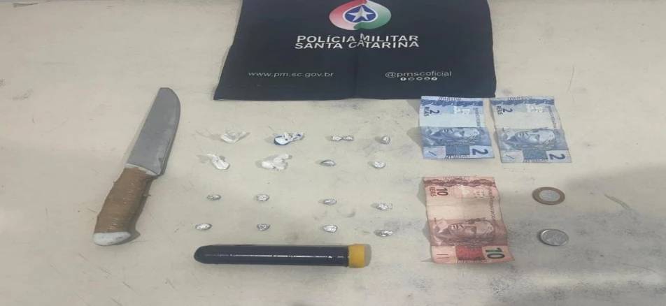 Criminosa é flagrada com cocaína e crack em Araranguá — foto 1