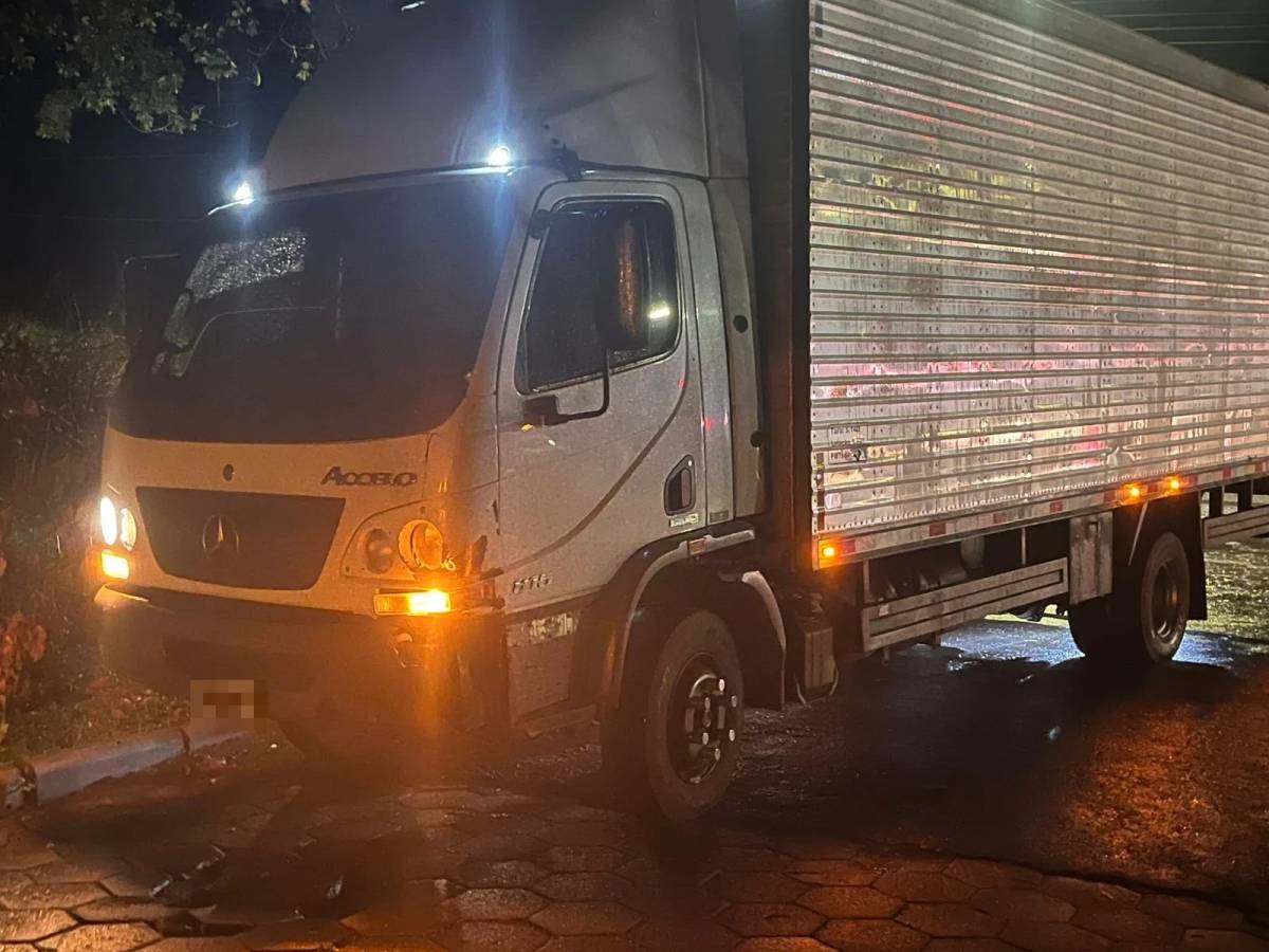 Criciúma: motociclista fica ferido após colidir em caminhão — foto 1
