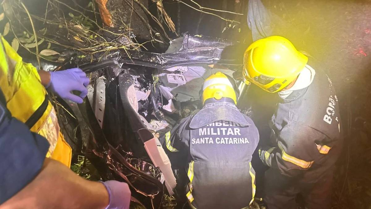 Dois homens morrem após saída de pista na SC-108 — foto 1