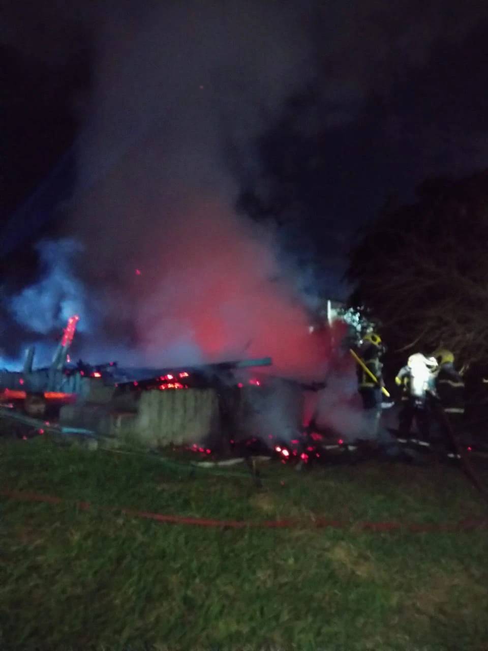 Casa de madeira tem estrutura danificada por incêndio em Criciúma — foto 1