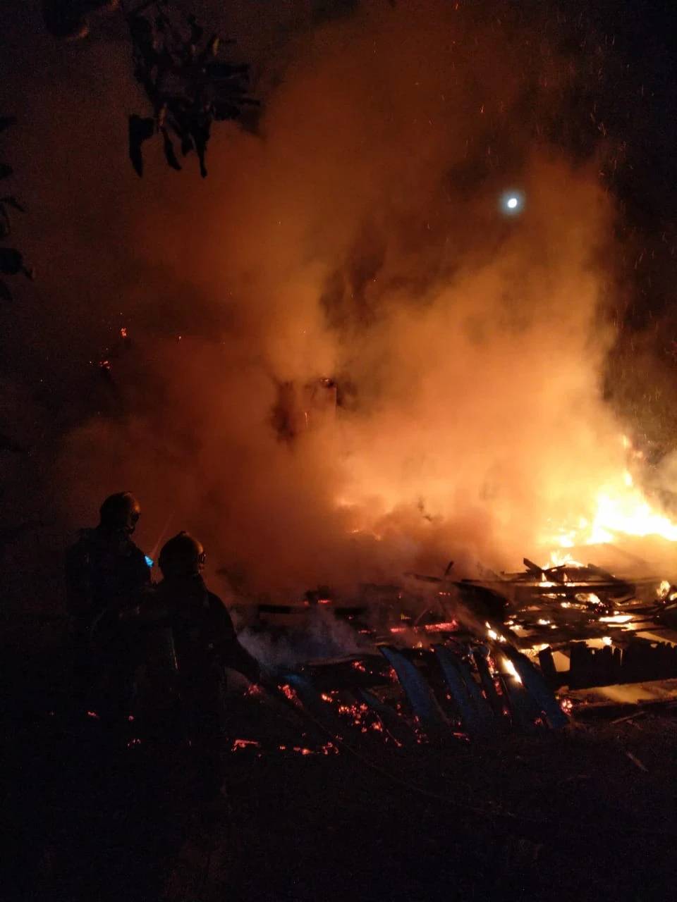 Casa de madeira tem estrutura danificada por incêndio em Criciúma — foto 2
