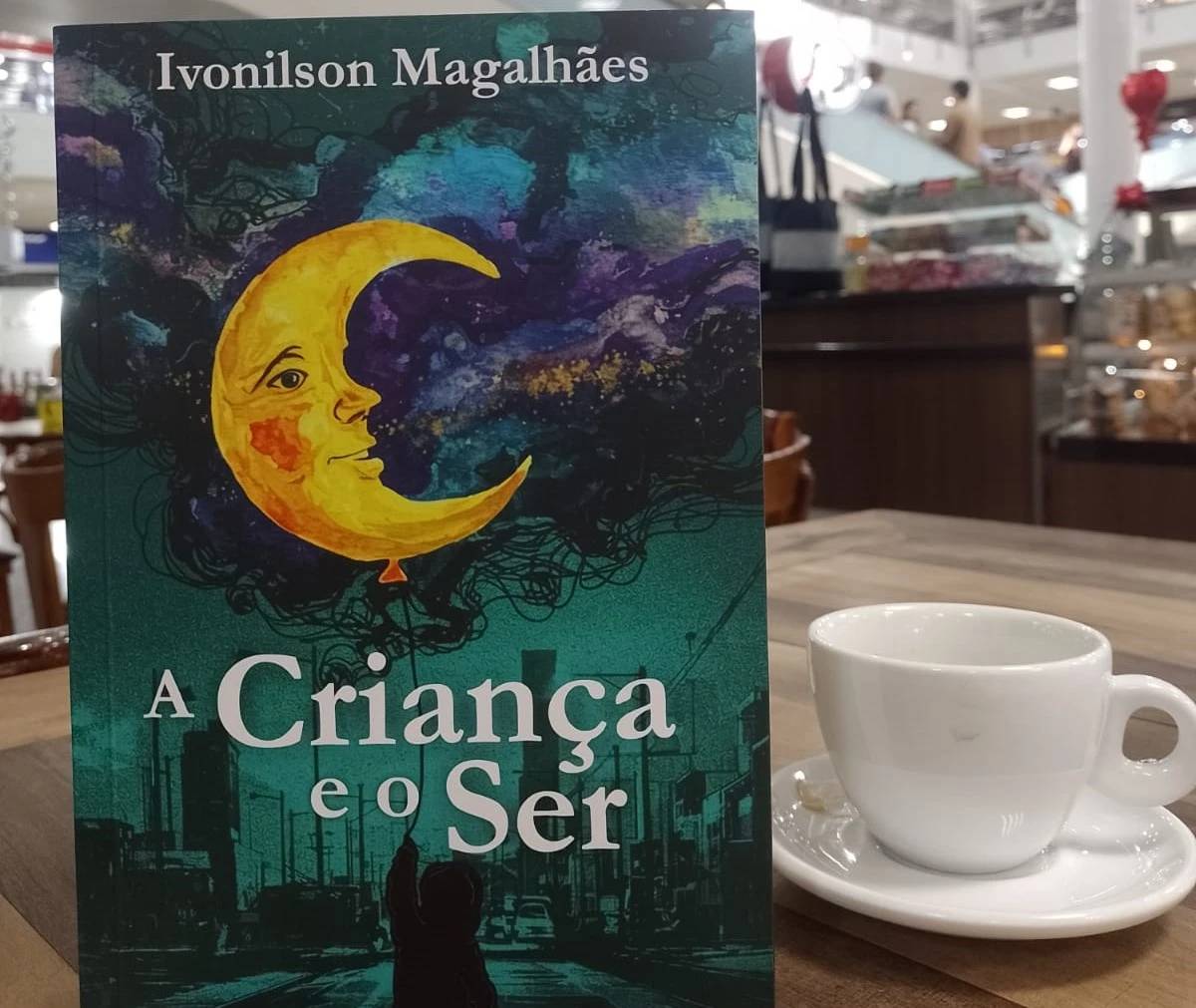 Professor de Língua Portuguesa lança décimo livro em Criciúma — foto 1