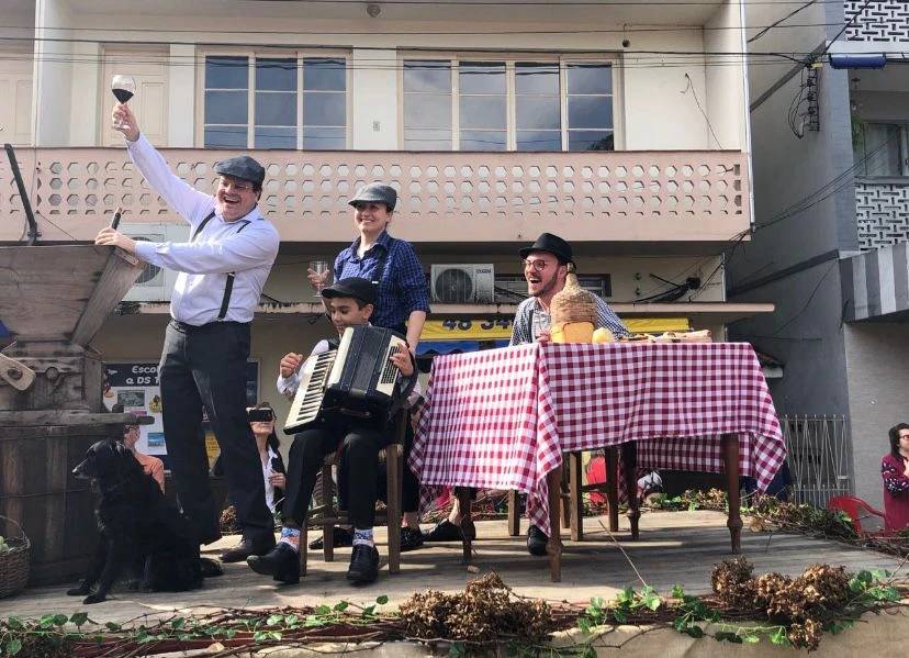 Aniversário de Urussanga: Desfile cultural traz tema dos 150 anos da imigração italiana em Santa Catarina — foto 1