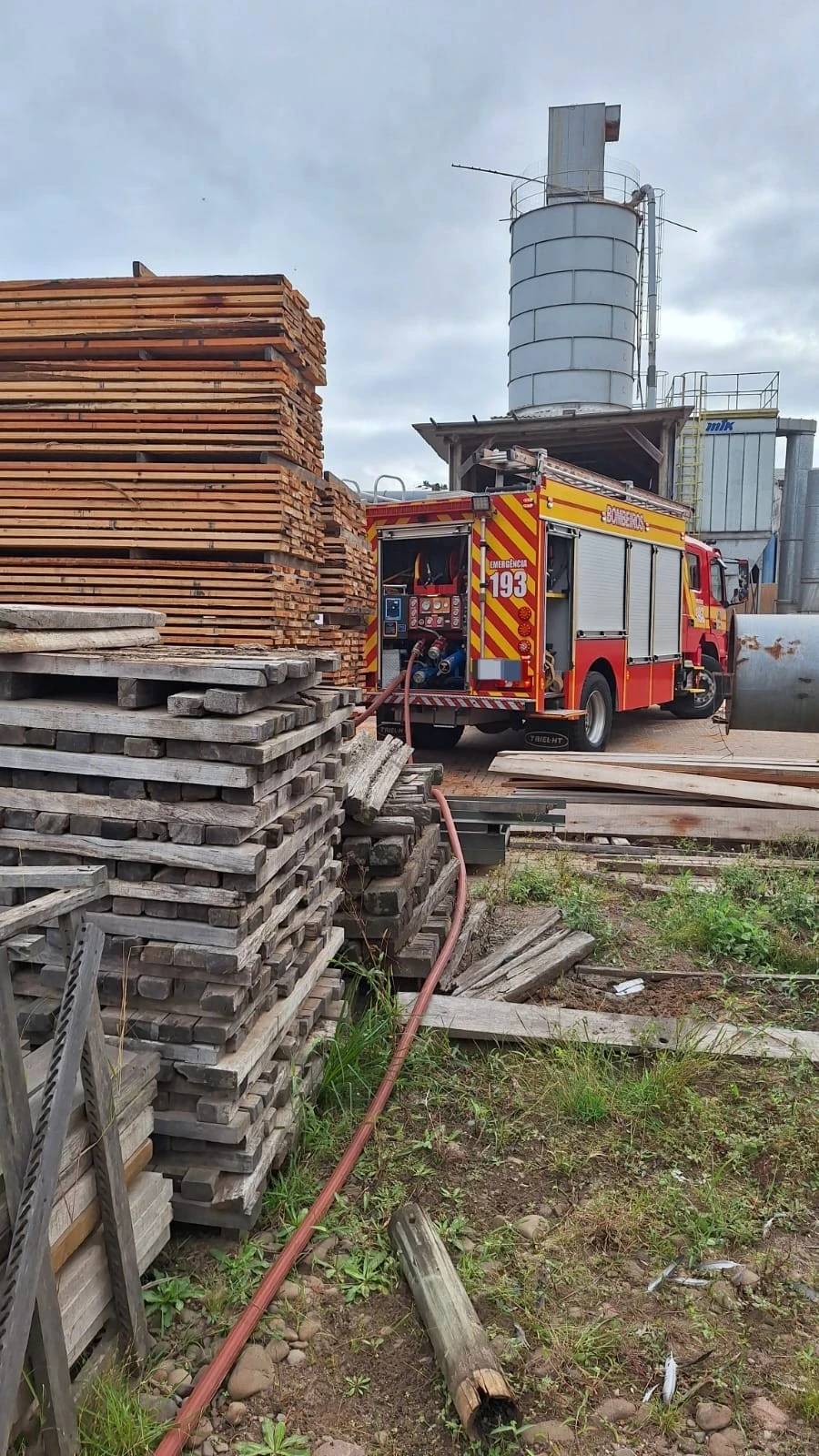 Incêndio destrói estufa de madeira em edificação industrial — foto 2