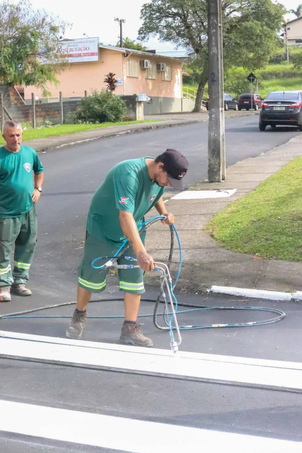 Trabalho que guia a cidade: a importância da equipe de sinalização viária em Criciúma — foto 1