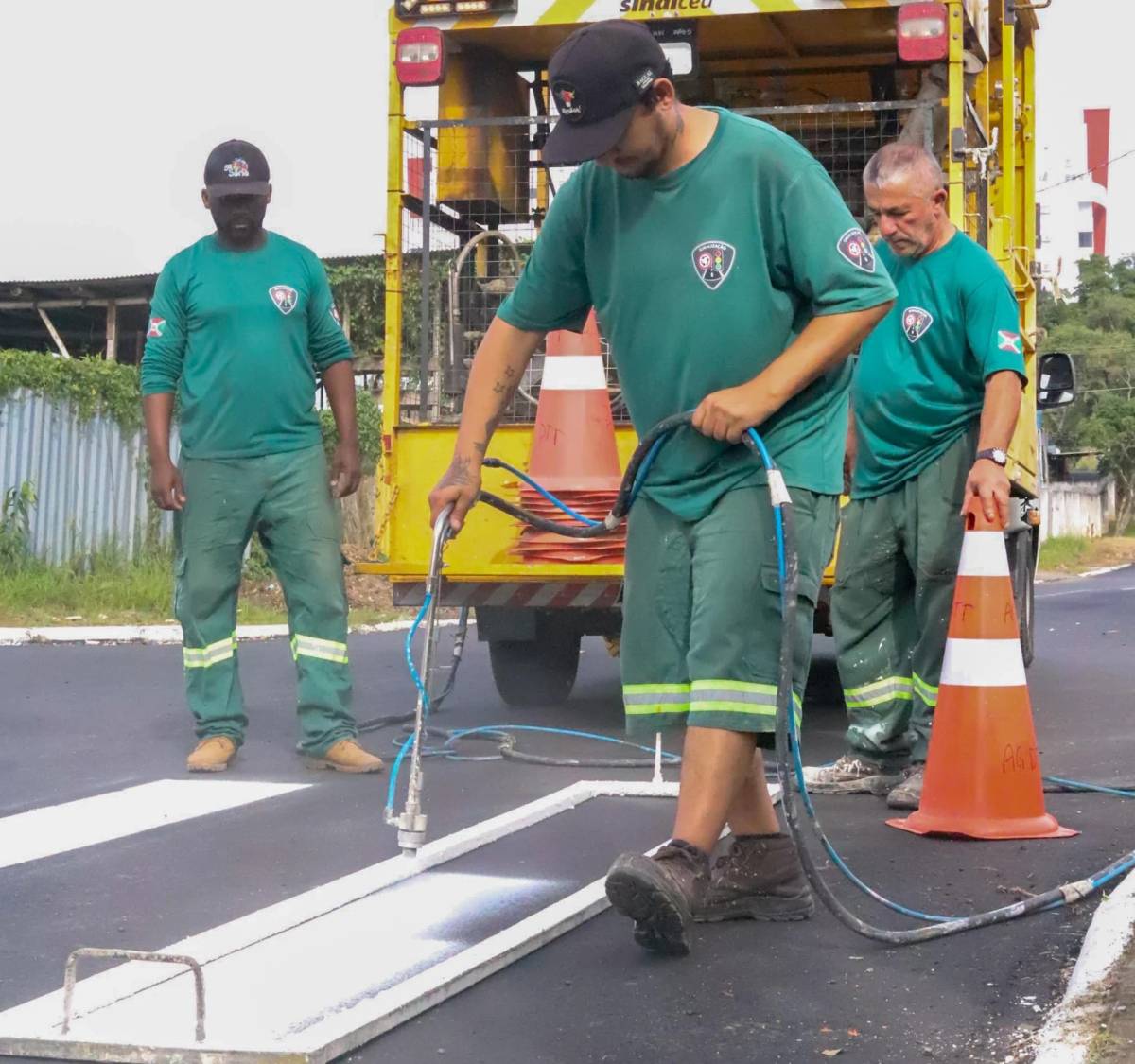 Trabalho que guia a cidade: a importância da equipe de sinalização viária em Criciúma — foto 2
